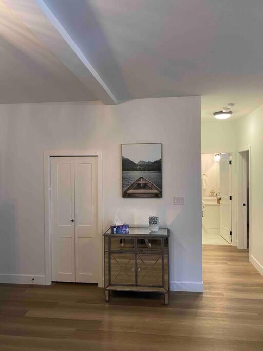 Adorable 1 Bedroom Suite- A Skip To Galloping Goose Victoria Exterior photo